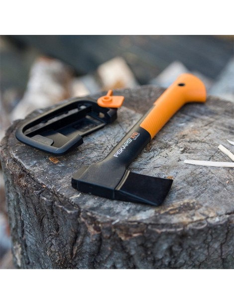 Hacha profesional para cortar madera FISKARS XSX7, manejable y portátil